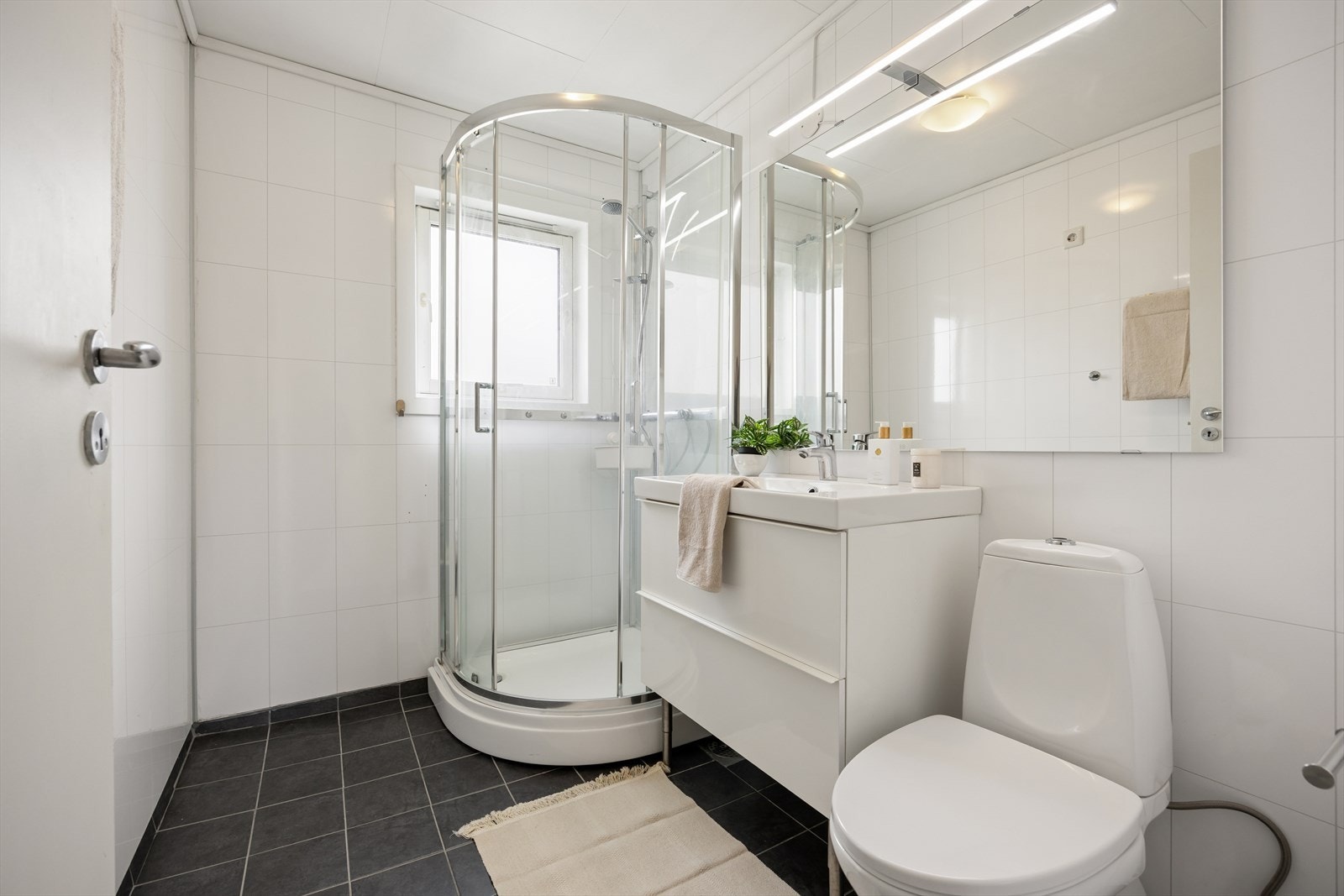 Badet er flislagt på vegger og gulv - med elektriske varmekabler. Galleribilde