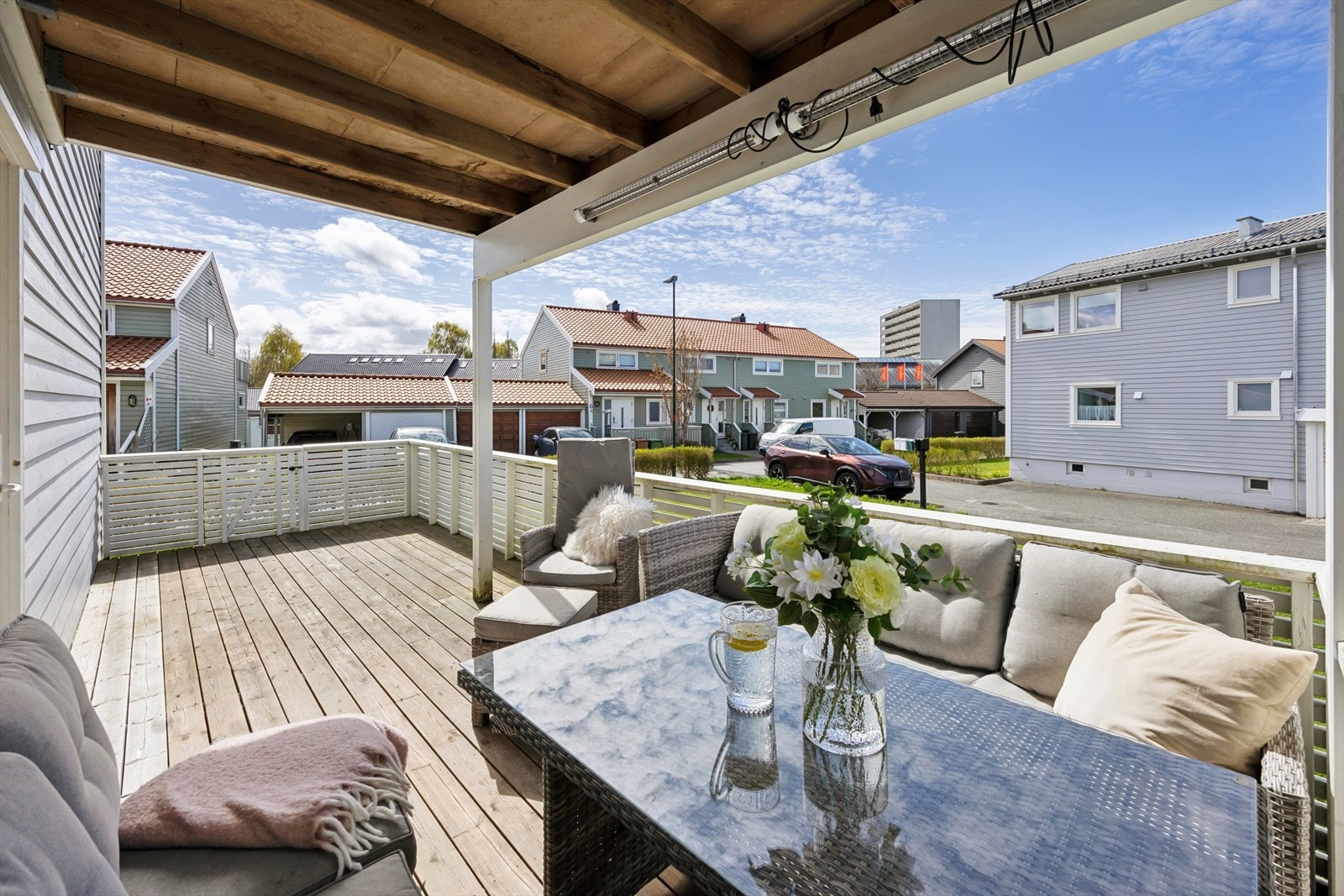 Balkongen er romslig og har god plass til utemøbler og grill - perfekt for de varme sommerdagene som kommer. Galleribilde
