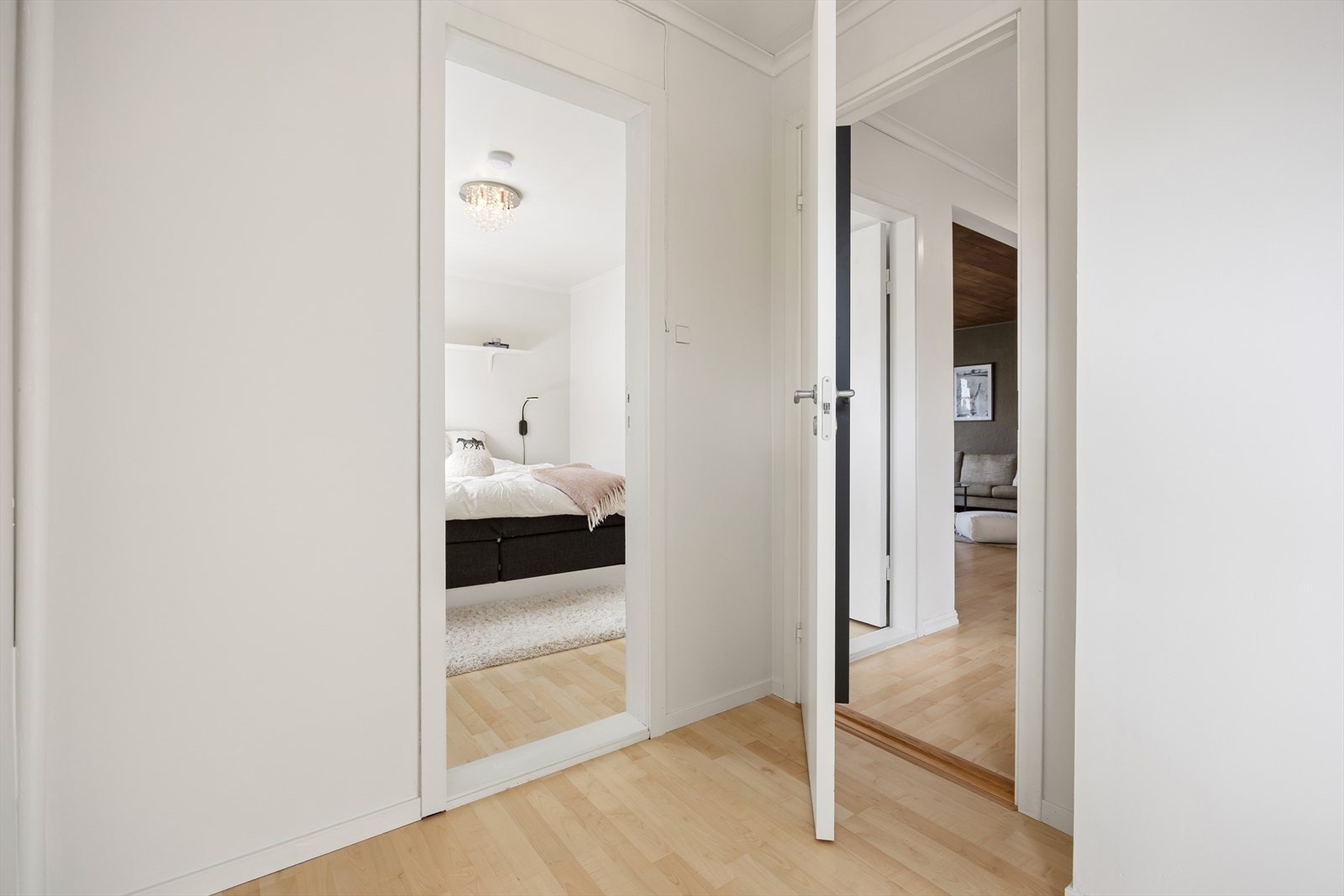 Soverom 2 er noe mindre, og har inngang både fra hovedsoverom og kjøkken. Galleribilde