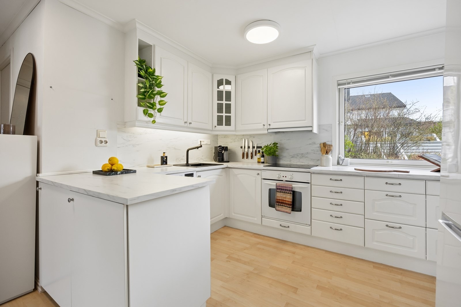 Kjøkkenet er i åpen løsning fra stuen og er i en lekker, lys utførelse. Galleribilde