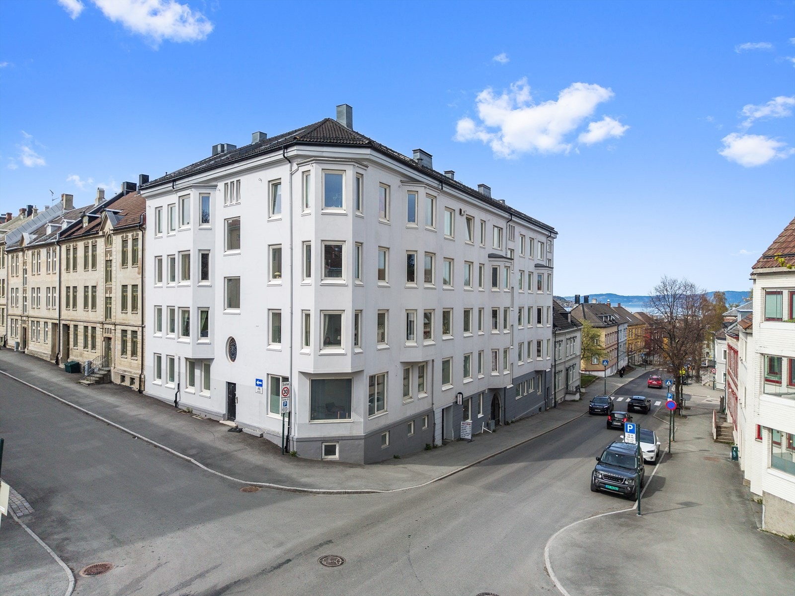 Leiligheten ligger flott til i renovert murgård, i den øvre delen av Møllenberg. Kort vei til alt du trenger i hverdagen! Galleribilde