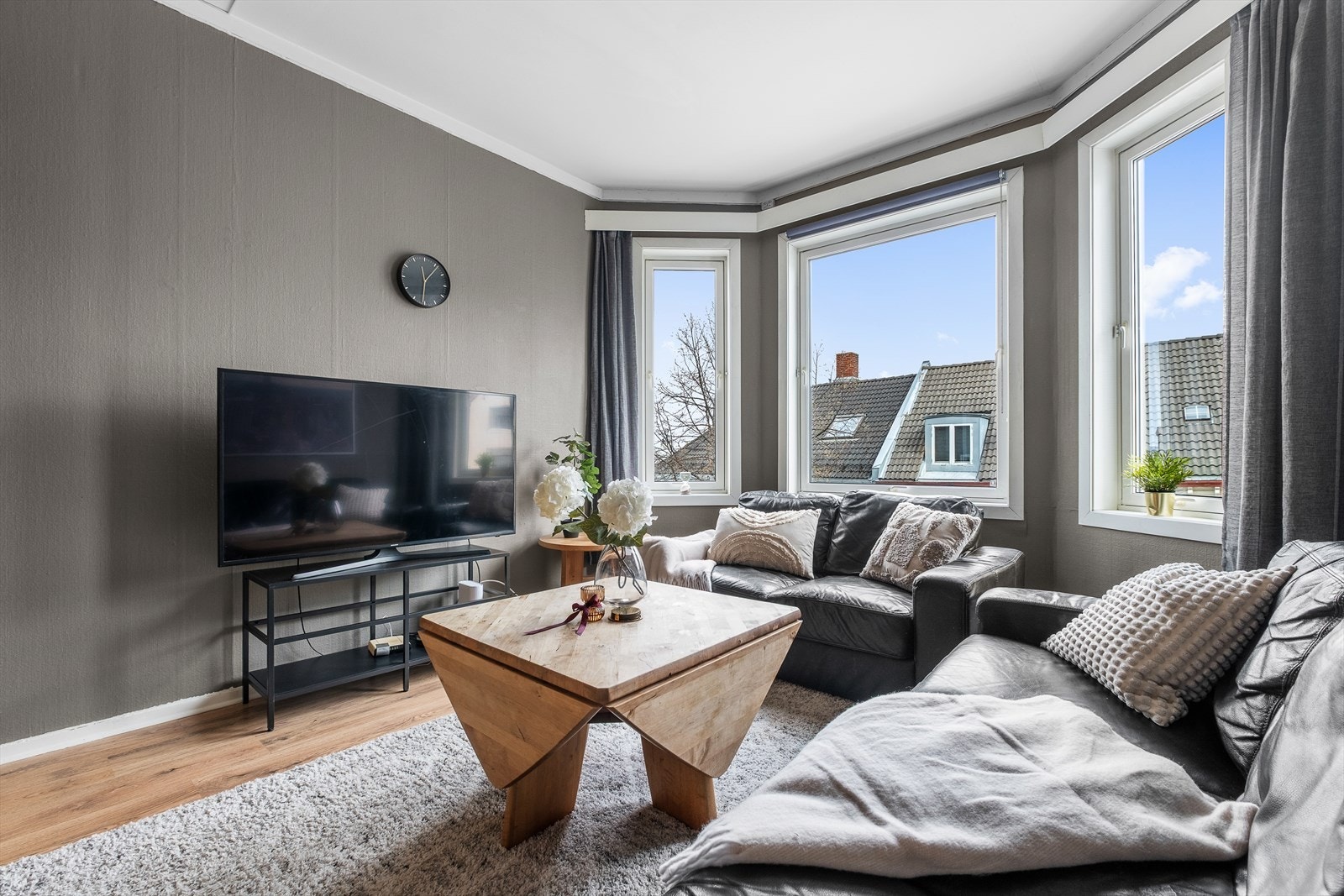 Leiligheten er på totalt 113m² hvor stuen utgjør 17,5m² av disse. Fantastisk lysinnslipp fra original karnapp. Galleribilde
