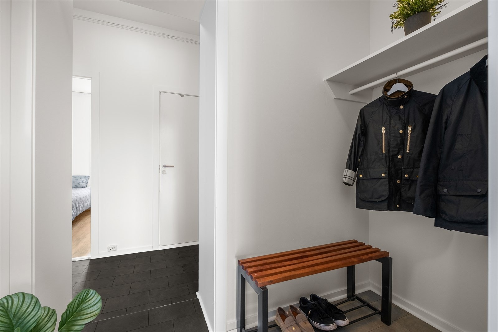 I entrén er det fin plass til ytterligere oppbevaring. Det er bod i kjeller på 6m² for det du ikke trenger i leiligheten Galleribilde