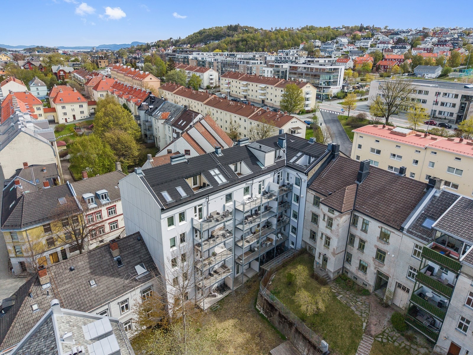 Området anses som svært attraktivt hvor du har gangavstand til det meste. En rehabilitert murgård er sjelden vare på Møllenberg som gir en mer forutsigbar hverdag for beboerne Galleribilde