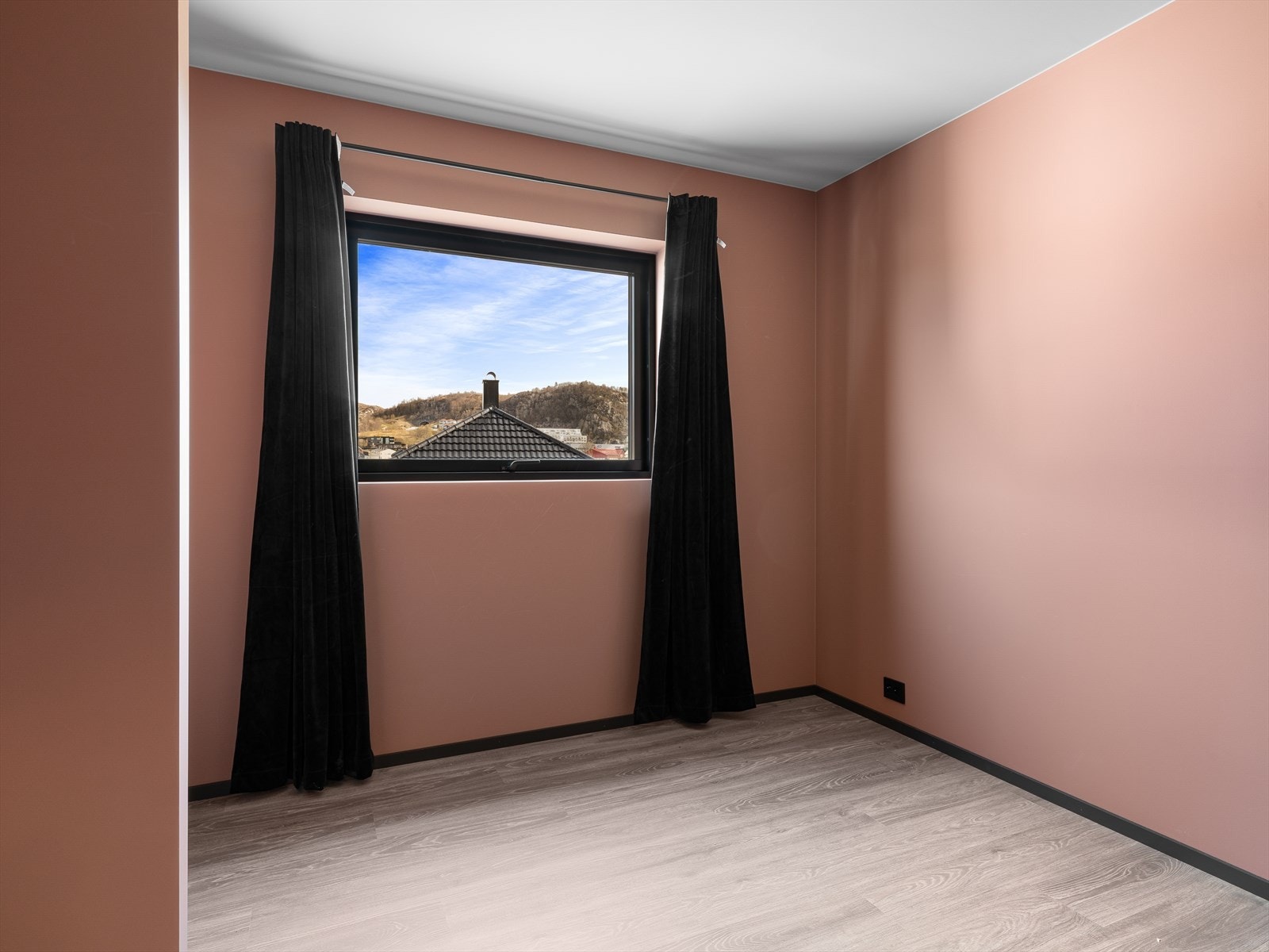 Et hyggelig rom med mange muligheter og gode lysforhold Galleribilde