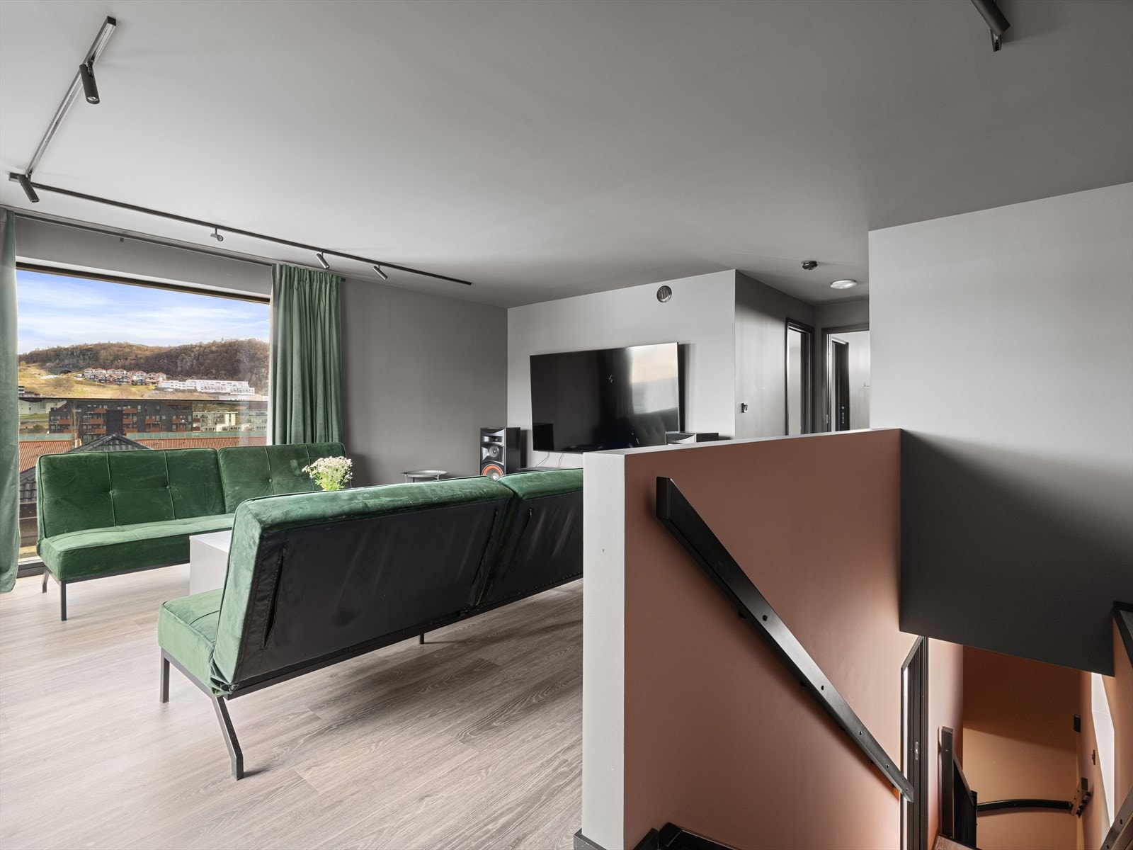 Stue med god flyt og praktisk tilknytning til resten av etasjen. En skikkelig "hovedsuite" med stue, bad, gjestewc, soverom, garderobe og takterrasse Galleribilde