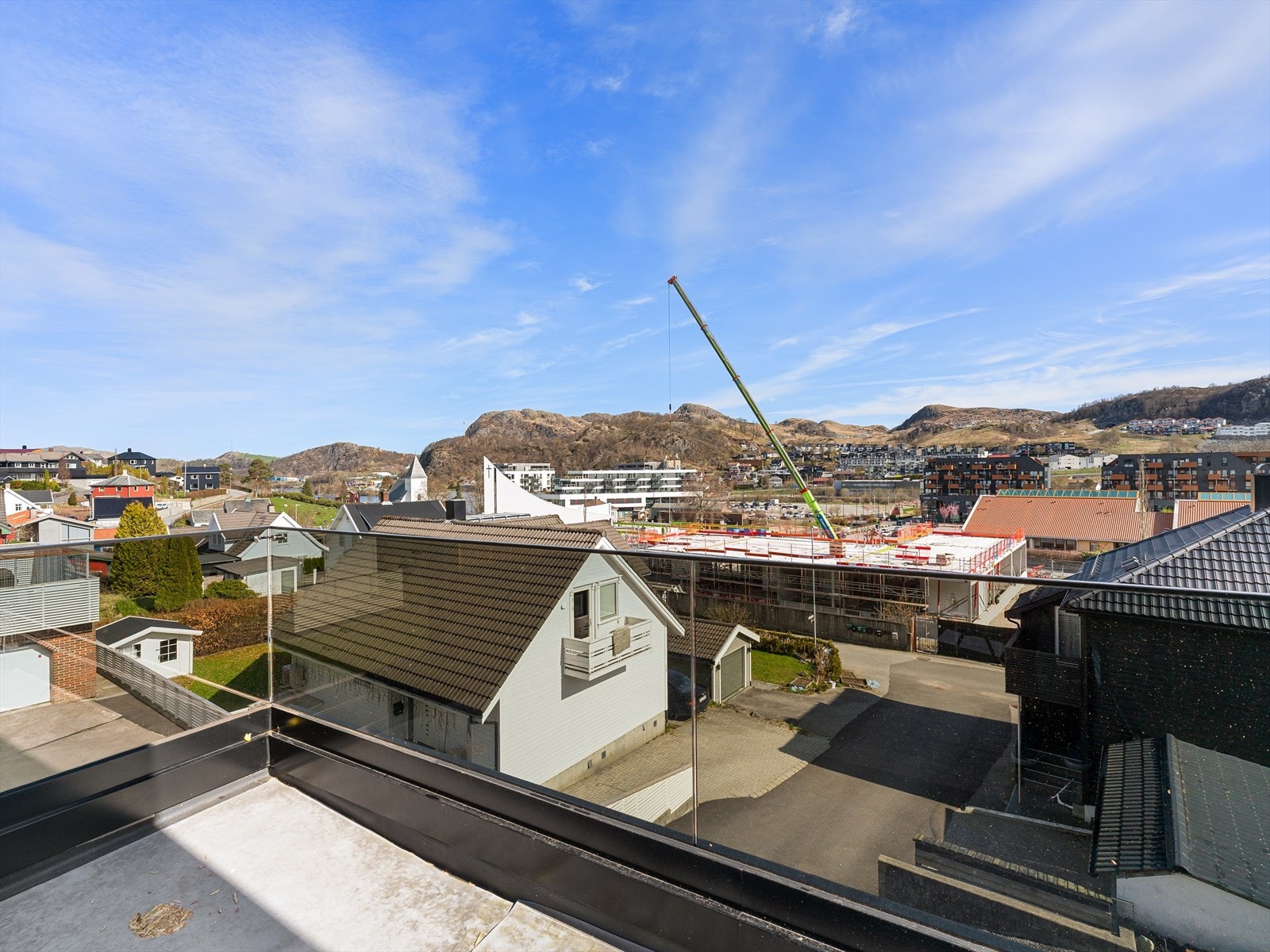 Åpent utsyn fra terrasse mot Ålgård sentrum Galleribilde