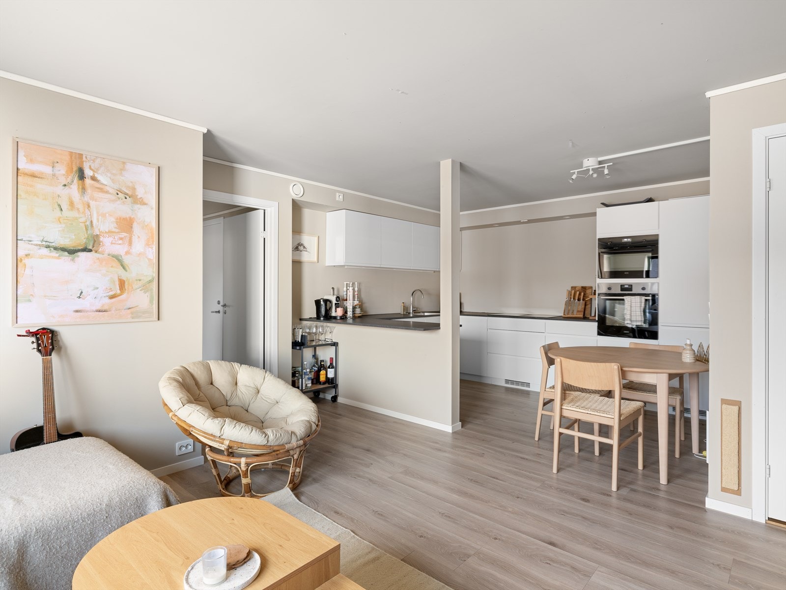 Åpen stue- og kjøkkenløsning med moderne preg og gode møbleringsmuligheter (hybel) Galleribilde