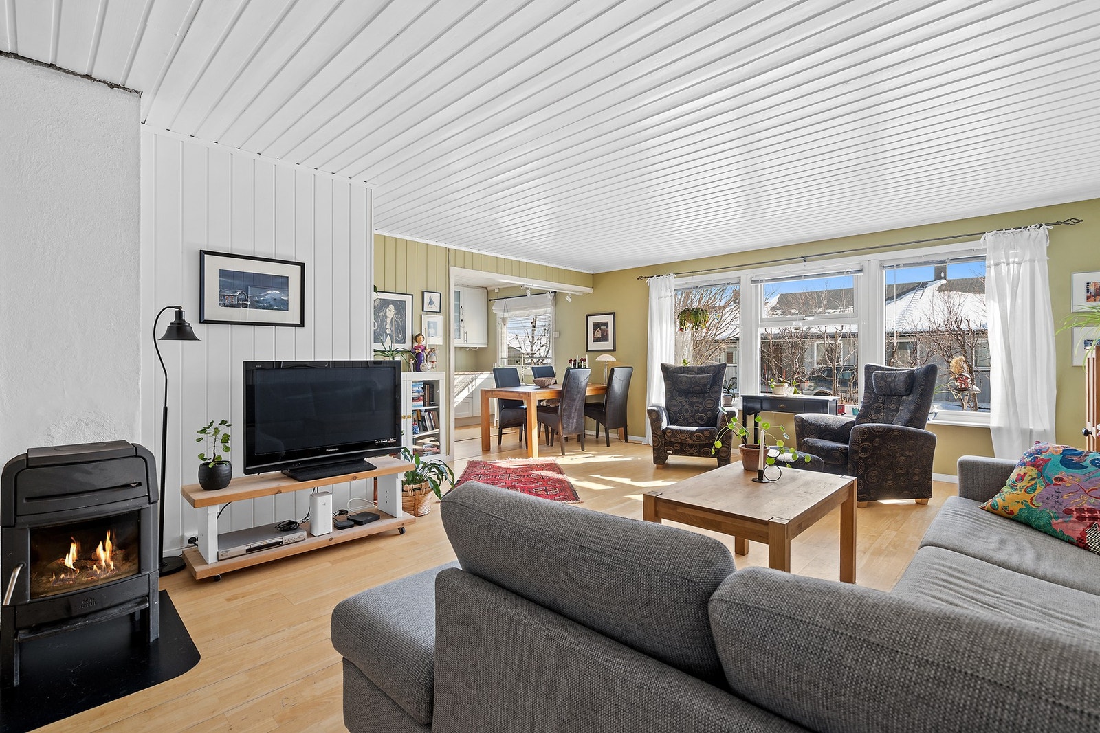 Romslig stue med vedovn og god plass til spisestue Galleribilde