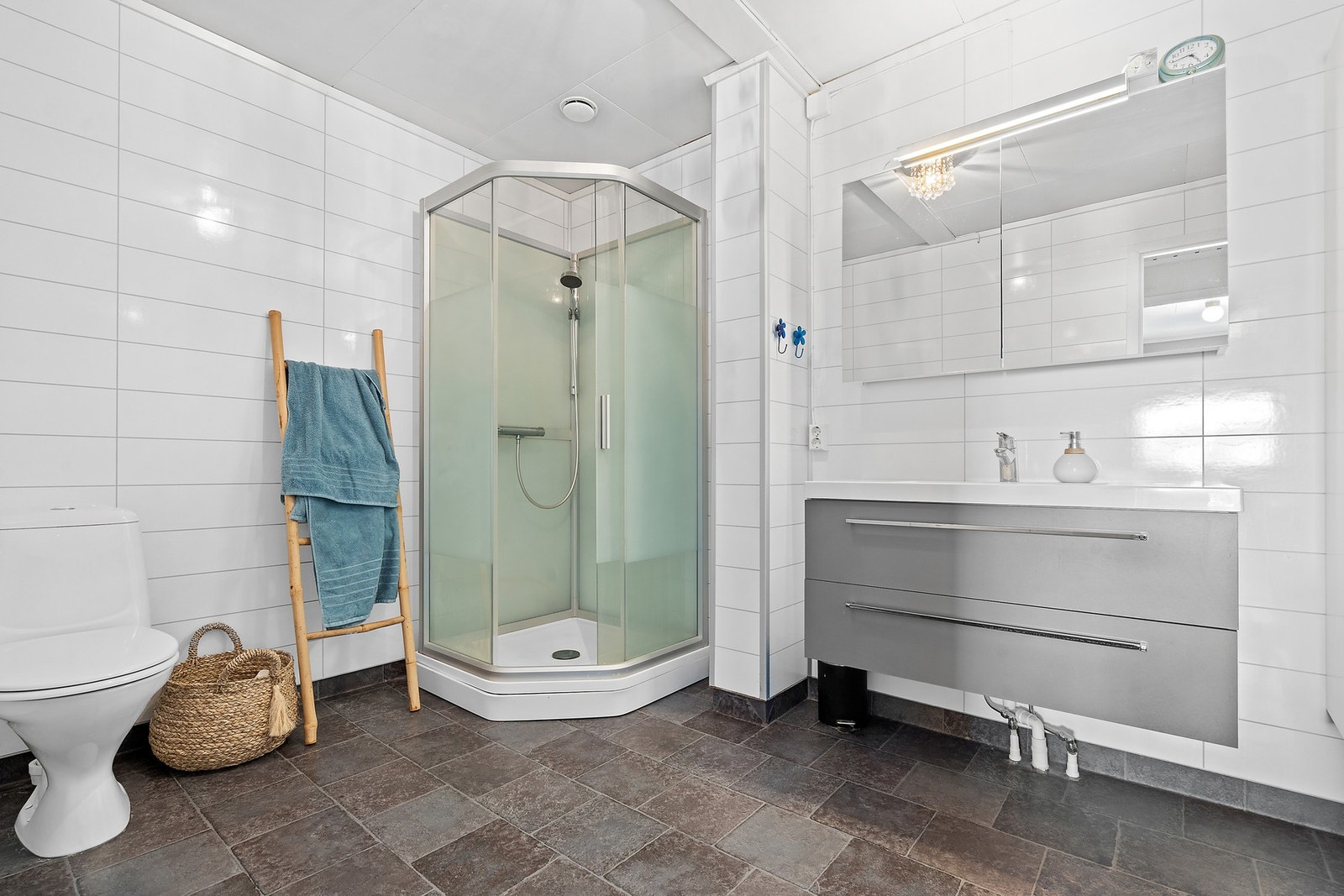 Pent og praktisk baderom Galleribilde
