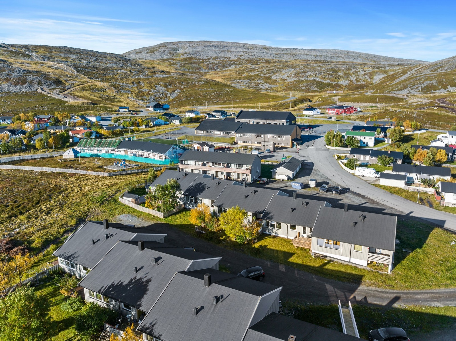 Nabolag med skiløyper, alpinbakke, barneskole og barnehage Galleribilde