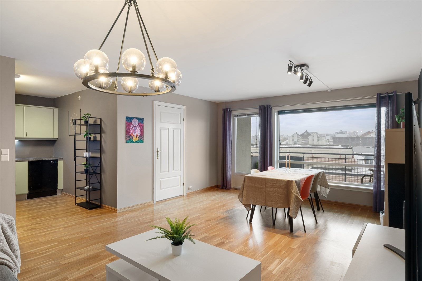 God plass til en stor sittegruppe og spisebord. Galleribilde