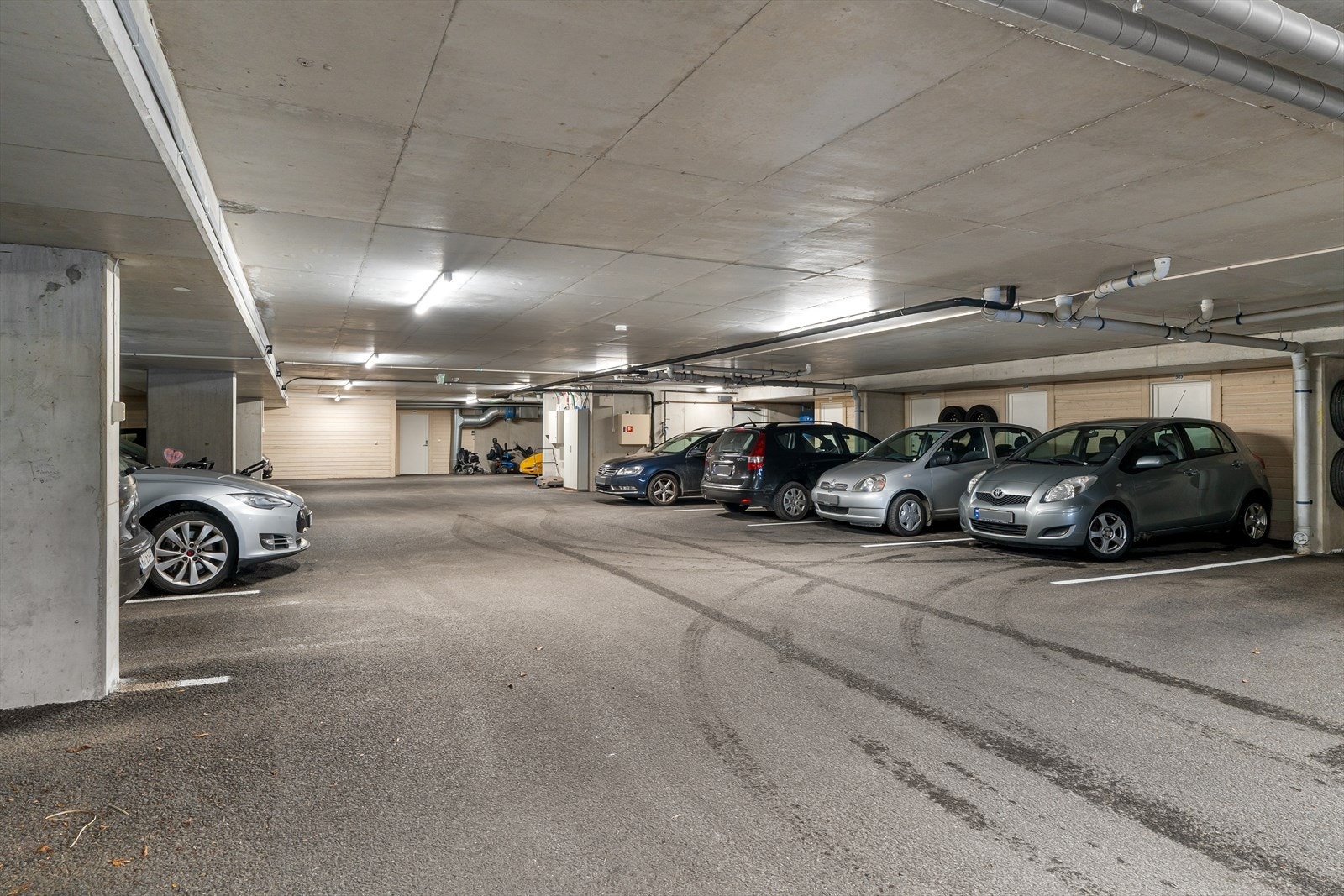 Det medfølger én parkeringsplass i et lukket, felles garasjeanlegg i bygningens underetasje. Galleribilde