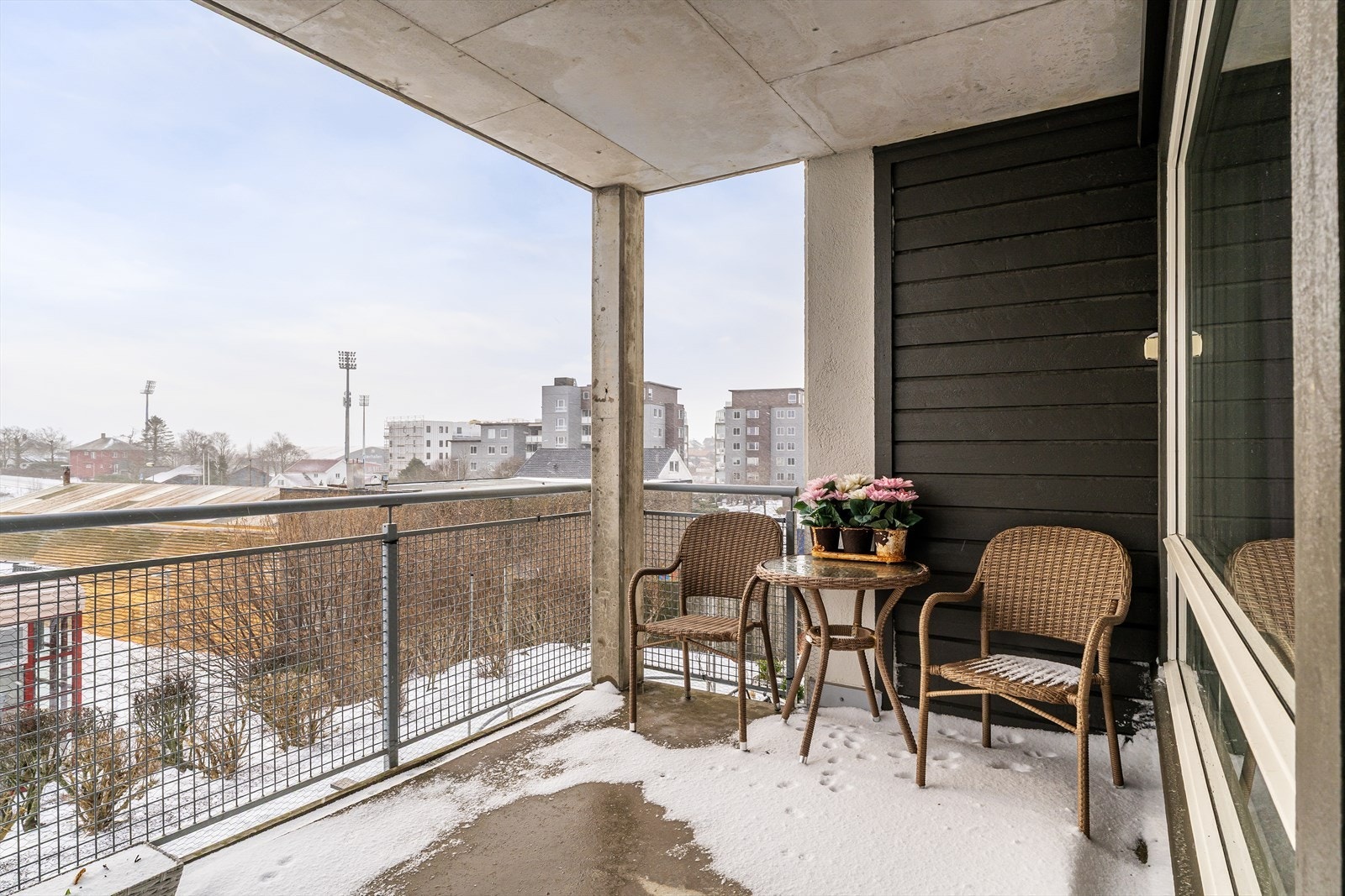 Overbygd balkong på 9 m² med gode solforhold. Galleribilde