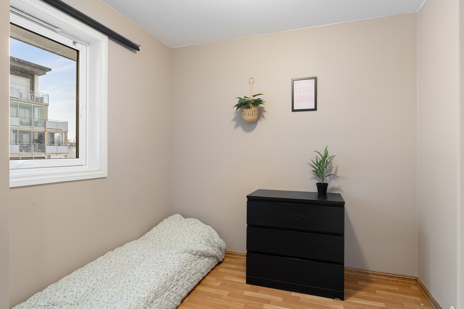 Rom som er godkjent som arbeidsrom/bod. Rommet er på 6 m² og har lukkevindu. Galleribilde