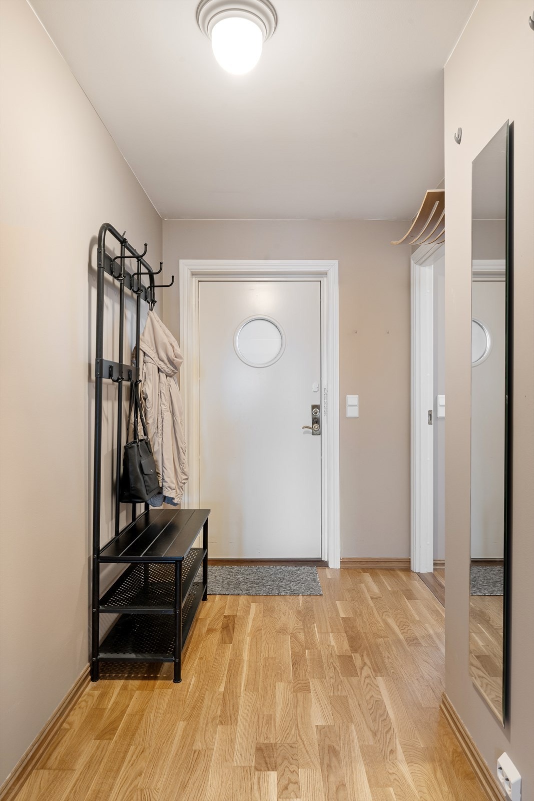 Entré/gang med mulighet for oppbevaring av yttertøy og sko. Galleribilde