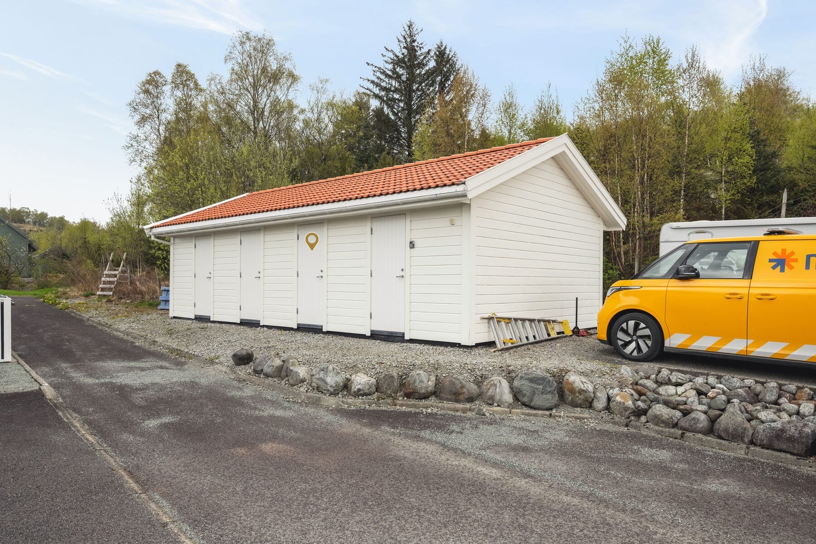 Utvendig sportsbod og felles parkering Galleribilde