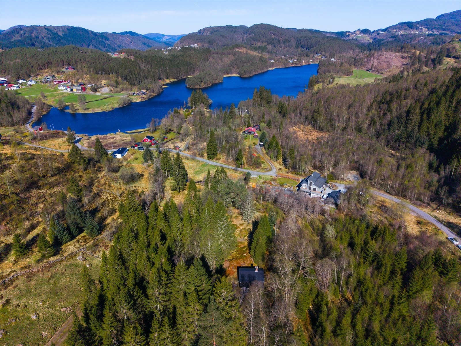 Eiendommen ligger omkranset av natur, med gode turmuligheter rett utenfor døren. Galleribilde