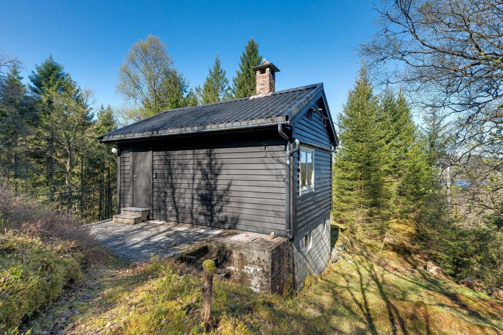 En usjenert og landlig beliggende hytte på en høyde, med skogen som nærmeste nabo. Usjenert og privat. Galleribilde