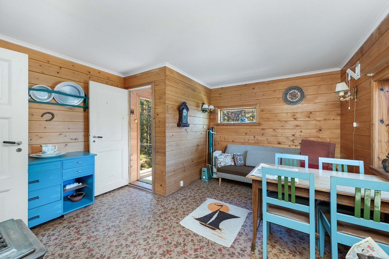 Stuen har plass til både spisebord og en liten sittegruppe. Galleribilde