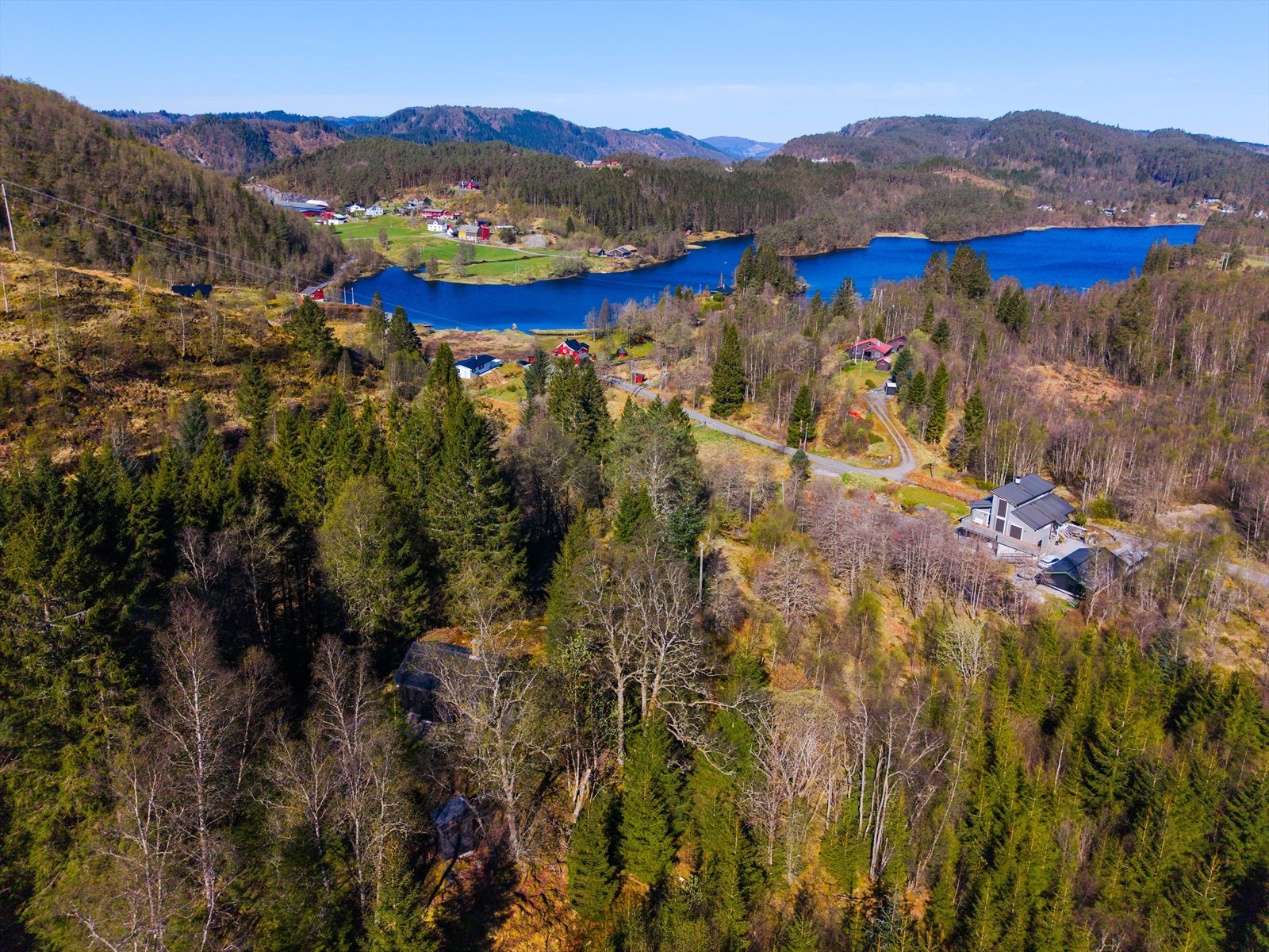 Oversiktsbilde som viser eiendommens plassering i det større landskapet. Galleribilde