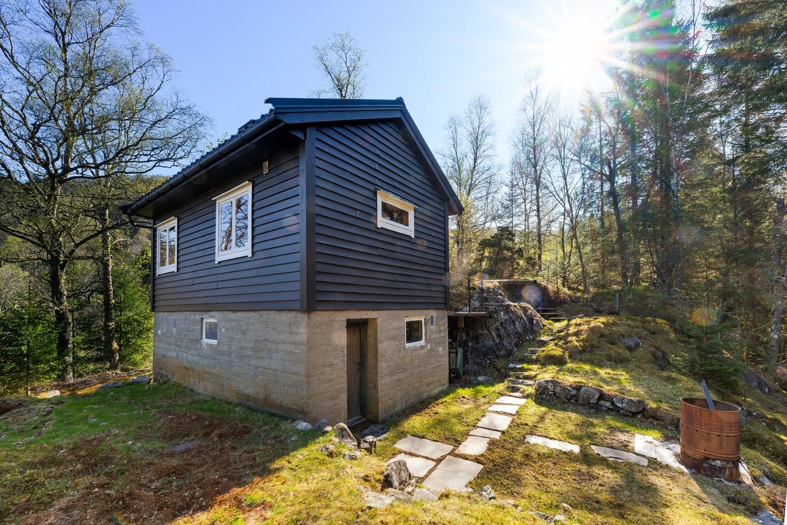 Velkommen til denne sjarmerende hytten, beliggende på en koselig ås i landlige omgivelser! Her kan man skape egen koselig idyll. Foto: Mats Van Dam Galleribilde