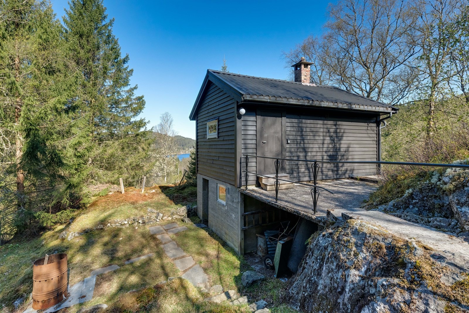 Hytta ligger fritt og fint til på en naturtomt. Galleribilde