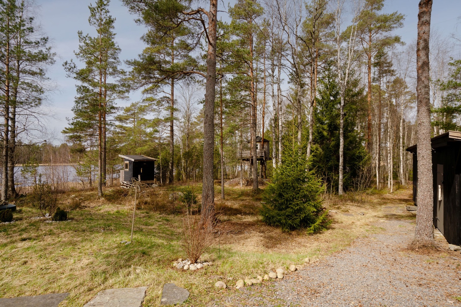 På eiendommen er det bygget en tretopphytte og lekestue. Galleribilde