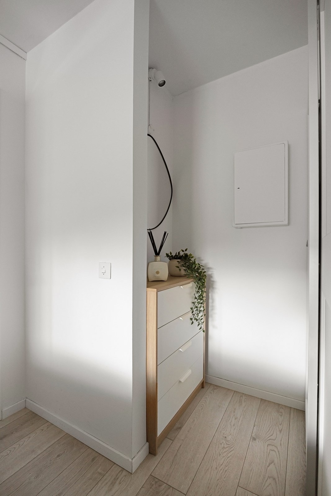 Soverommet har gode oppbevaringsmuligheter med plass til garderobeløsning og smart utnyttelse av rommets arealer. Galleribilde