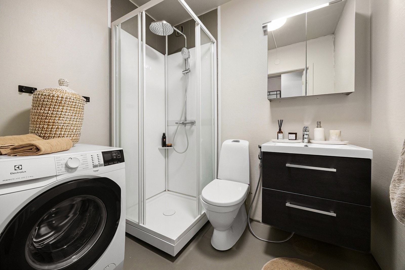 Badet er innredet med servantskap med ett-greps blandebatteri,
speilskap, lysarmatur, gulvstående toalett og dusjkabinett. Det er
opplegg for vaskemaskin. Galleribilde