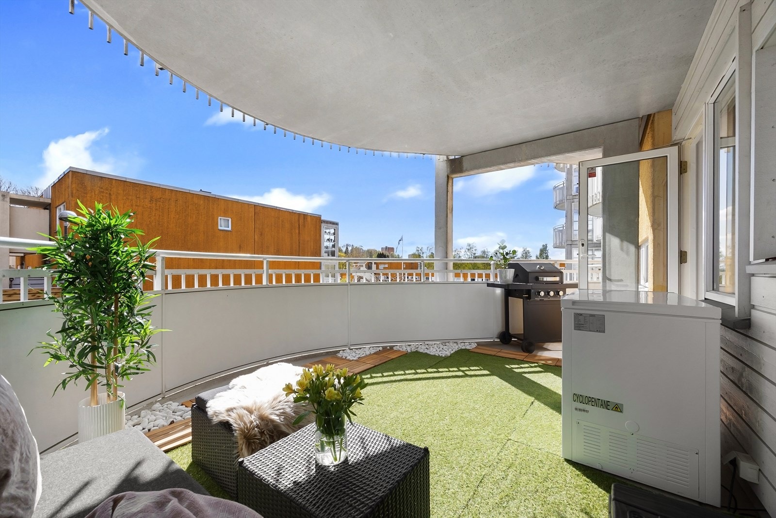 Fra stuen har du adgang til en sydvendt romslig terrasse på 15 kvm! Galleribilde