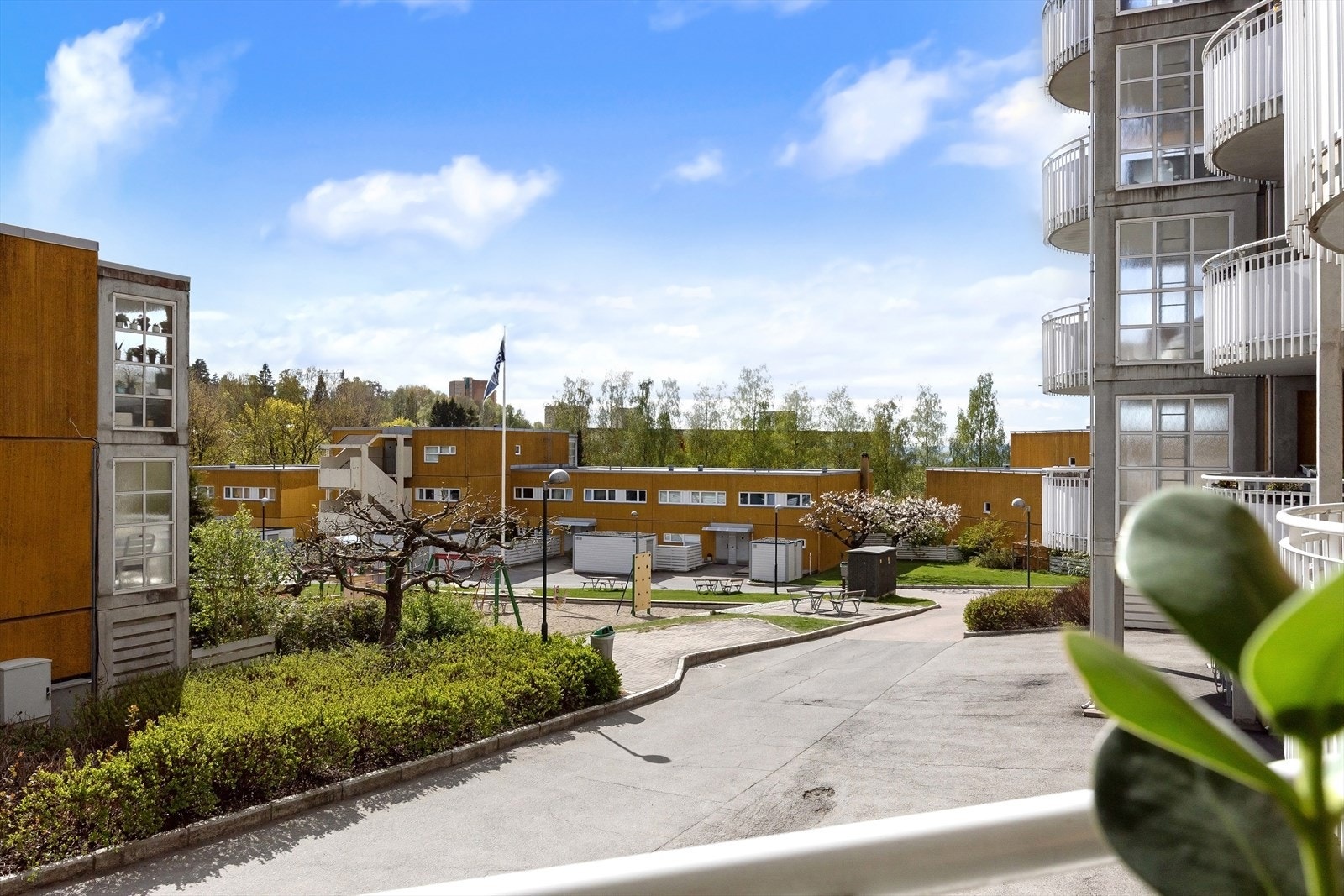 Heggen borettslag blir regnet som ett av de mest populære borettslagene på Lindeberg. Borettslaget ligger kun få minutters gange fra både bussholdeplass, T-bane stasjon, nærbutikk og Lindeberg senter. Galleribilde