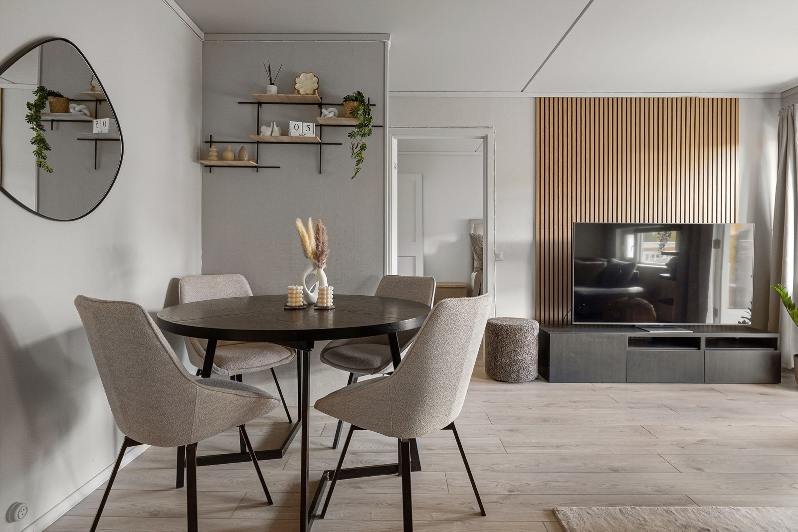 Spisestuen er naturlig integrert med stuen og byr på en moderne og harmonisk atmosfære. Stilrene detaljer og den dekorative spileveggen gir rommet et eksklusivt preg. Galleribilde