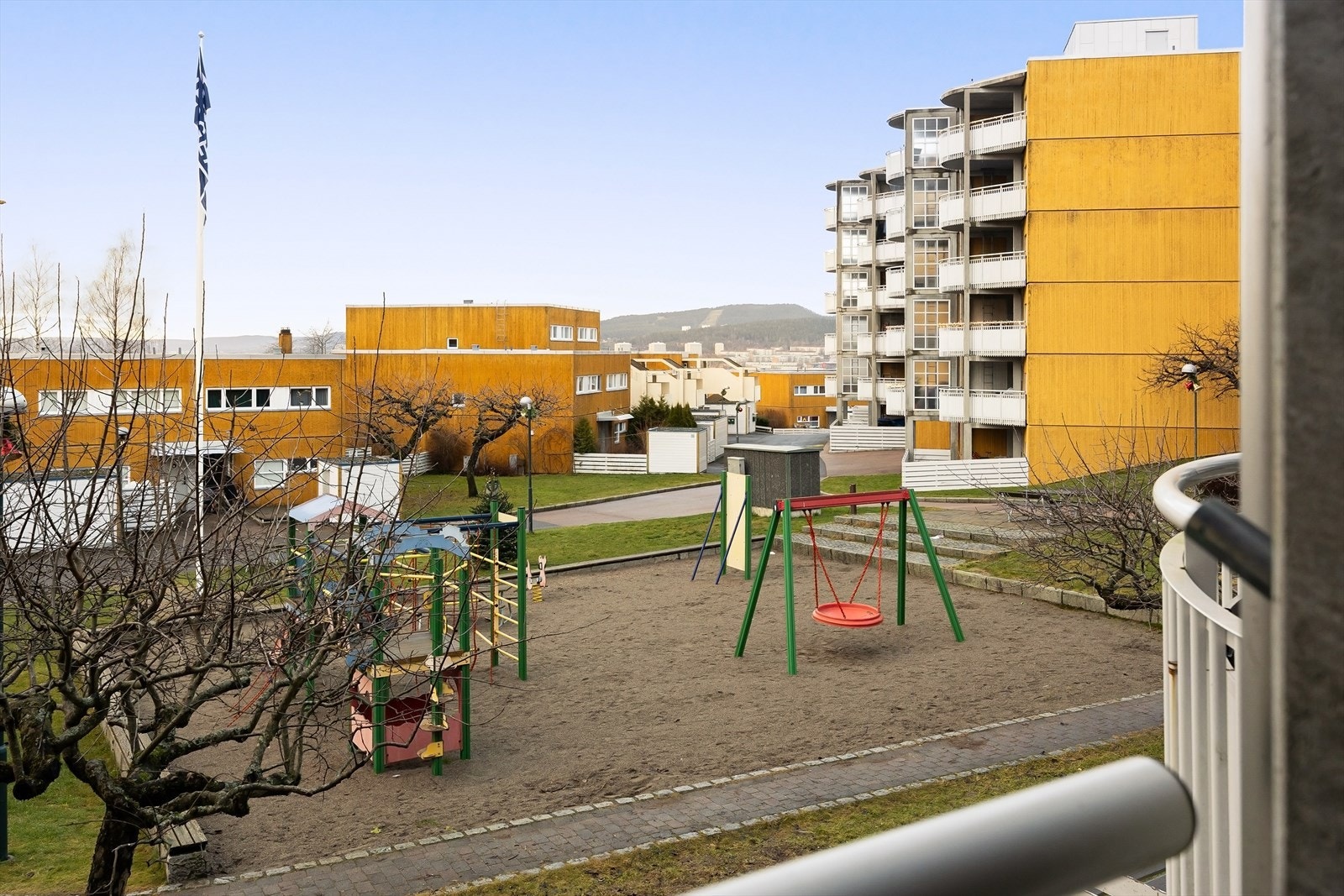Trygg og oversiktlig lekeplass plassert sentralt i borettslaget. Galleribilde