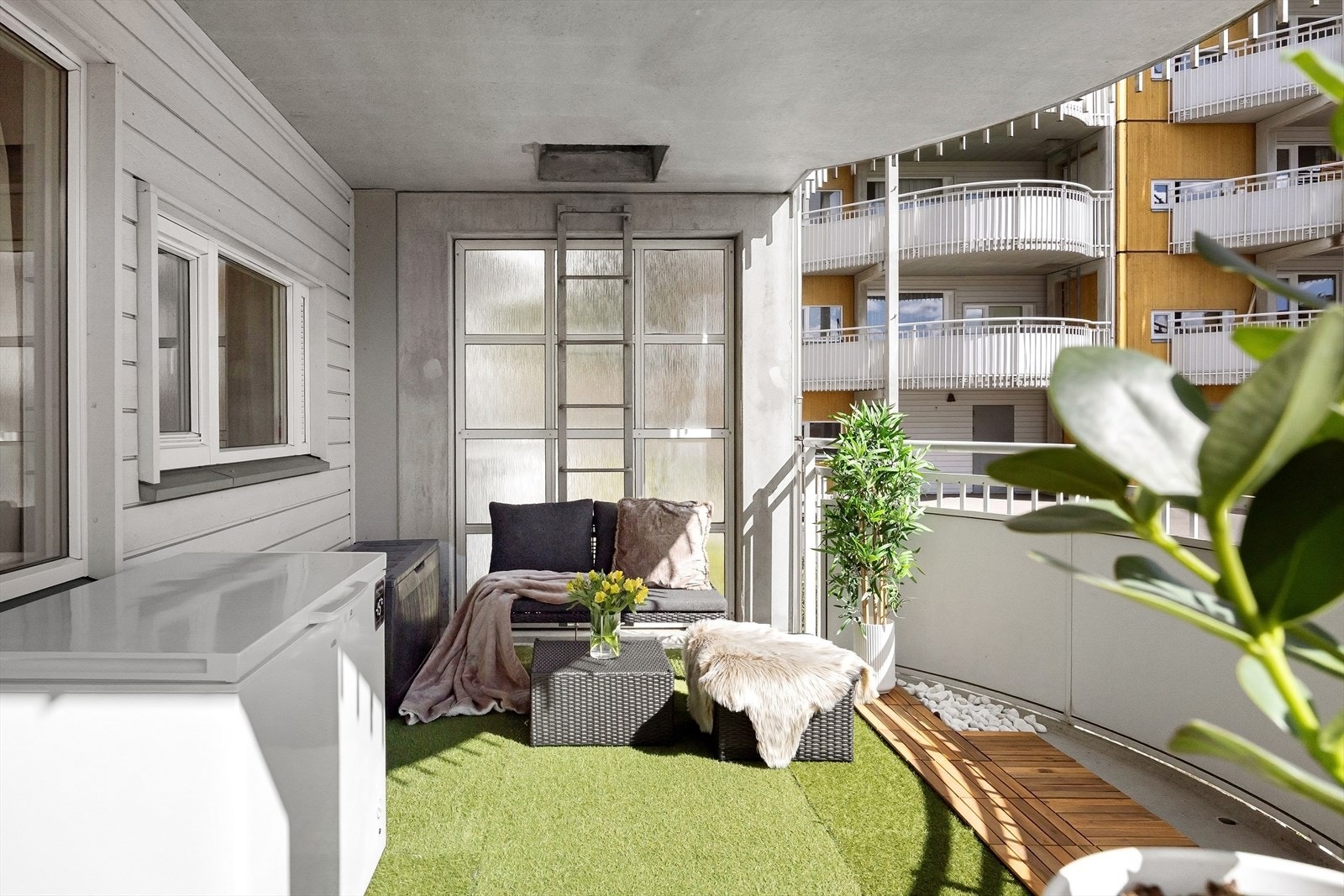 Balkongen ligger vendt mot sør og har fine solforhold hvor du kan nyte solen fra tidlig formiddag og utover ettermiddagen. Balkongen er karakteristisk for borettslaget med sin gode størrelse og avrundede form. Galleribilde