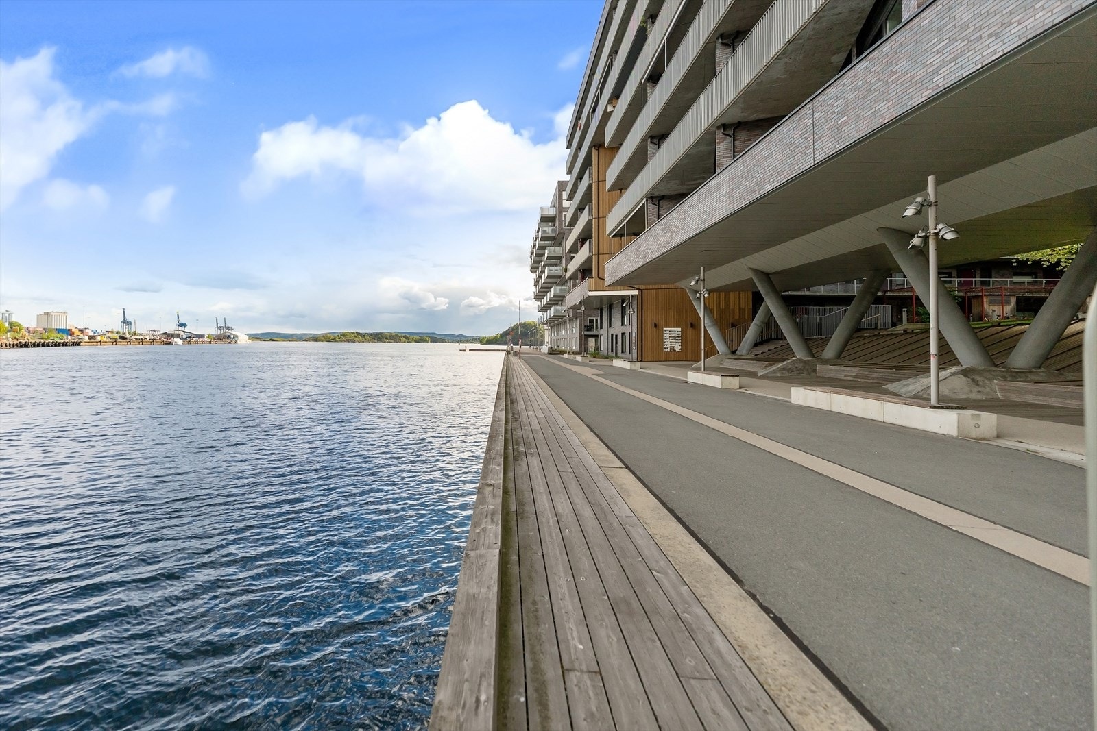 Sørenga er et av Oslos mest attraktive boligområder, kjent for den maritime beliggenheten, moderne arkitekturen og nærheten til både fjorden og sentrum. Galleribilde