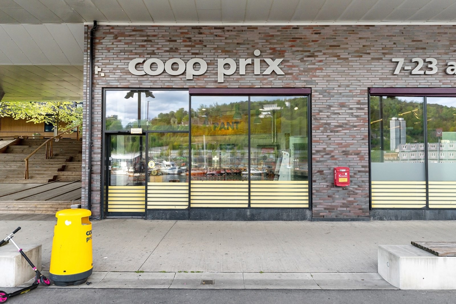 Matbutikk i bygget som er åpen alle dager. Galleribilde