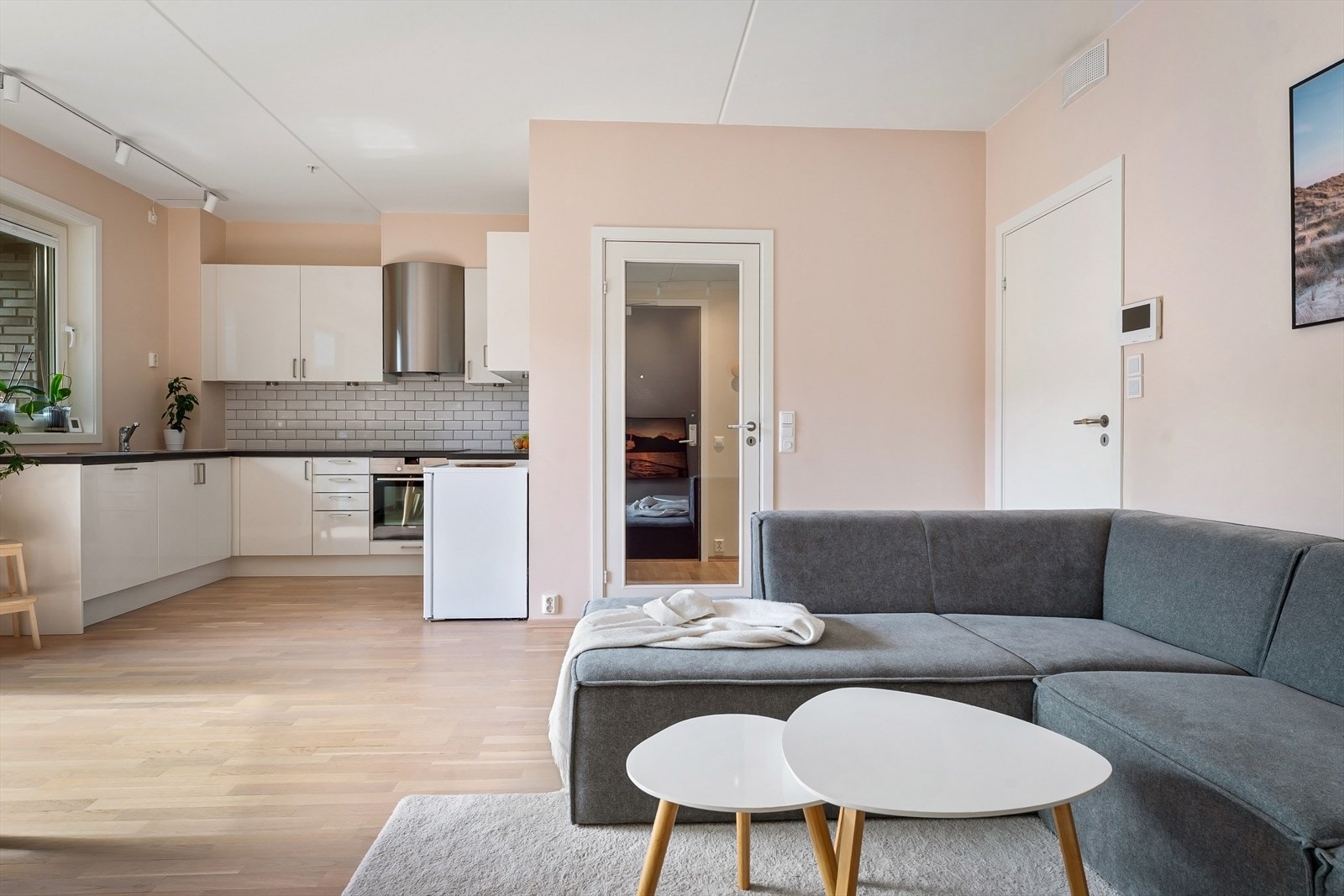 Smakfullt kjøkken med åpen og god plassering i rommet. Det er god plass til spisebord i tilknytning til kjøkkenet. Galleribilde