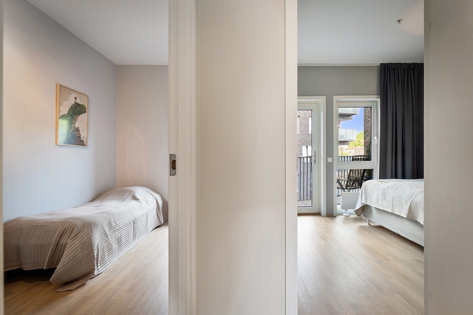 Leiligheten har to gode soverom med adkomst fra gangen. Galleribilde