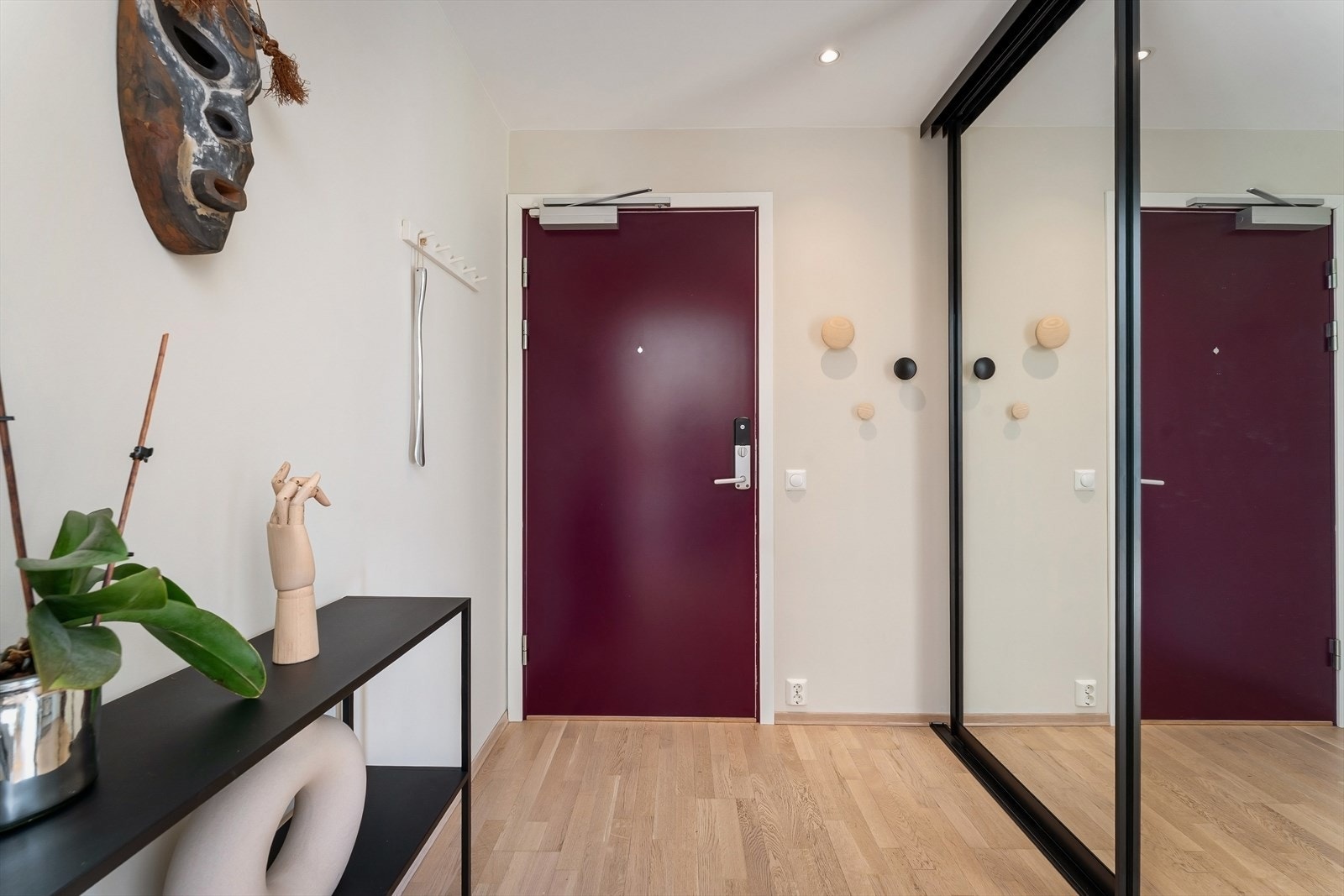Det er plass til oppbevaring av sko og yttertøy med knagger, skohylle og skyvedørsgarderobe. Velkommen inn! Galleribilde