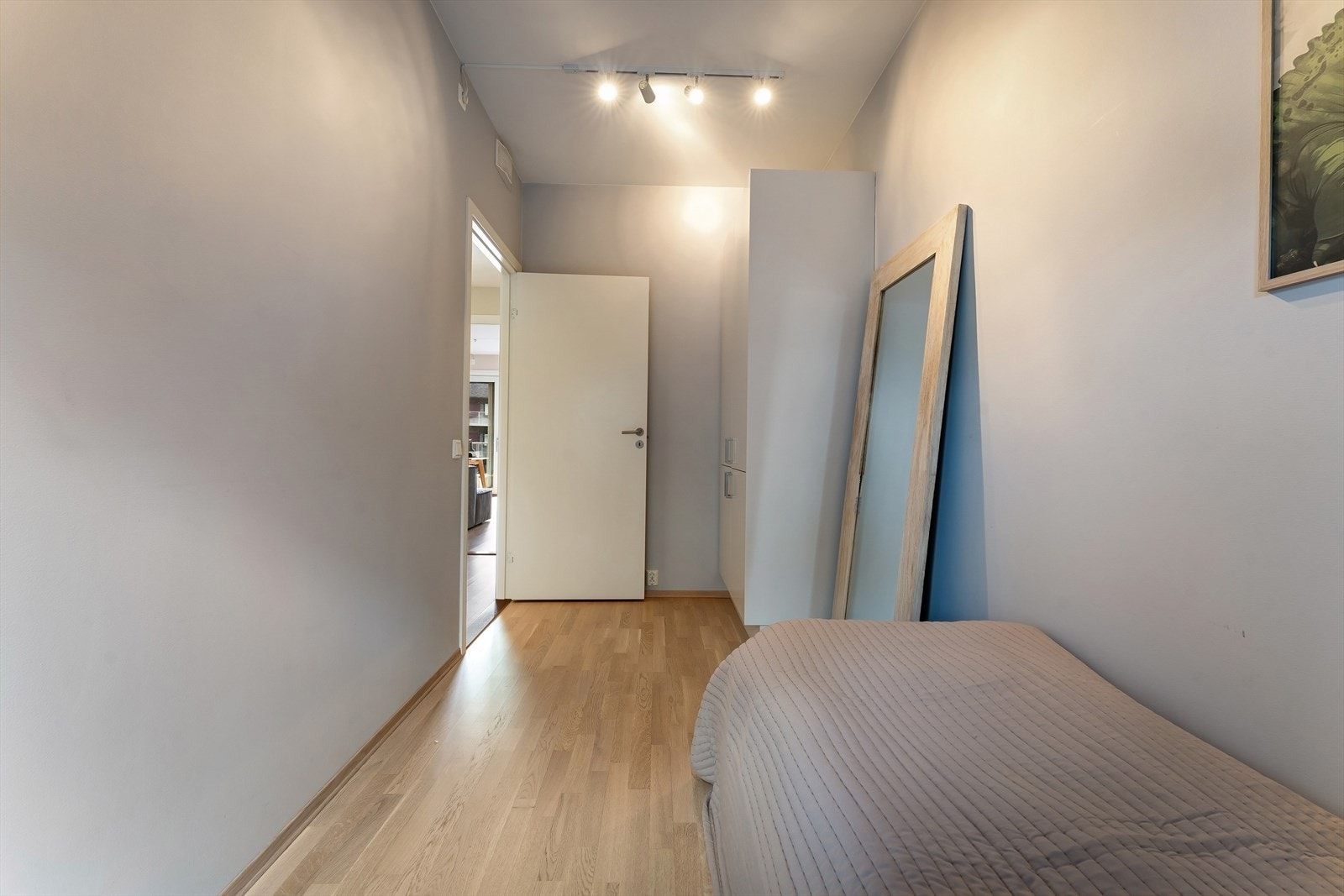 Rommet har plass til seng, skrivepult og skap/kommode. Galleribilde