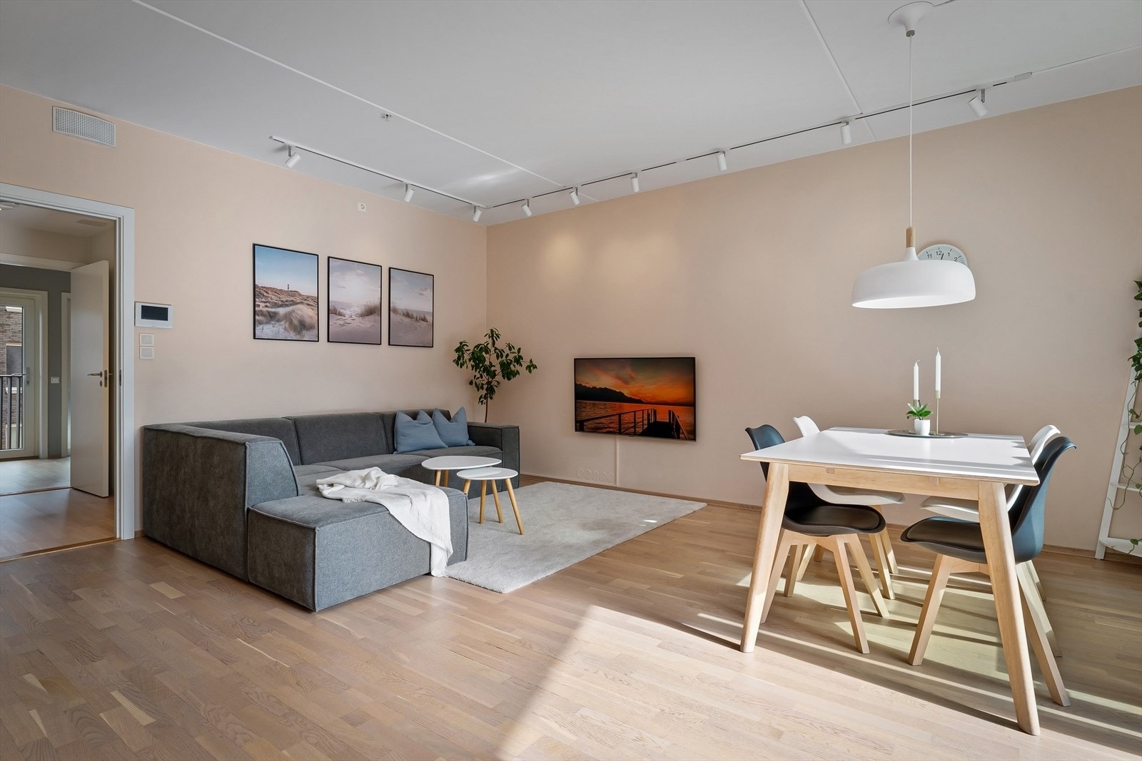 Stuen har god plass til stor sofagruppe, sofabord og underholdningsavdeling. Galleribilde