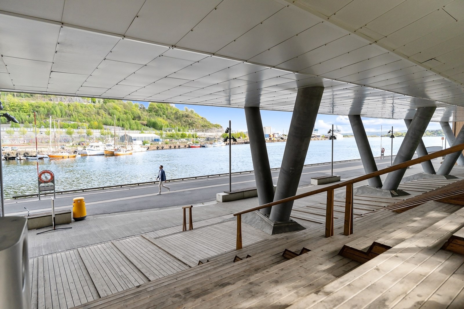 Felles bakgård har åpent ned mot kaia og fjorden. Galleribilde