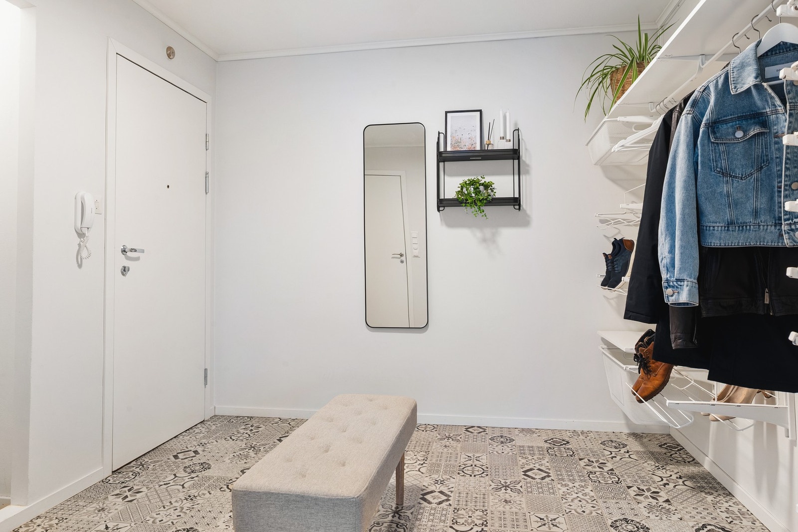 Her har man god plass til å henge fra seg yttertøy. Galleribilde