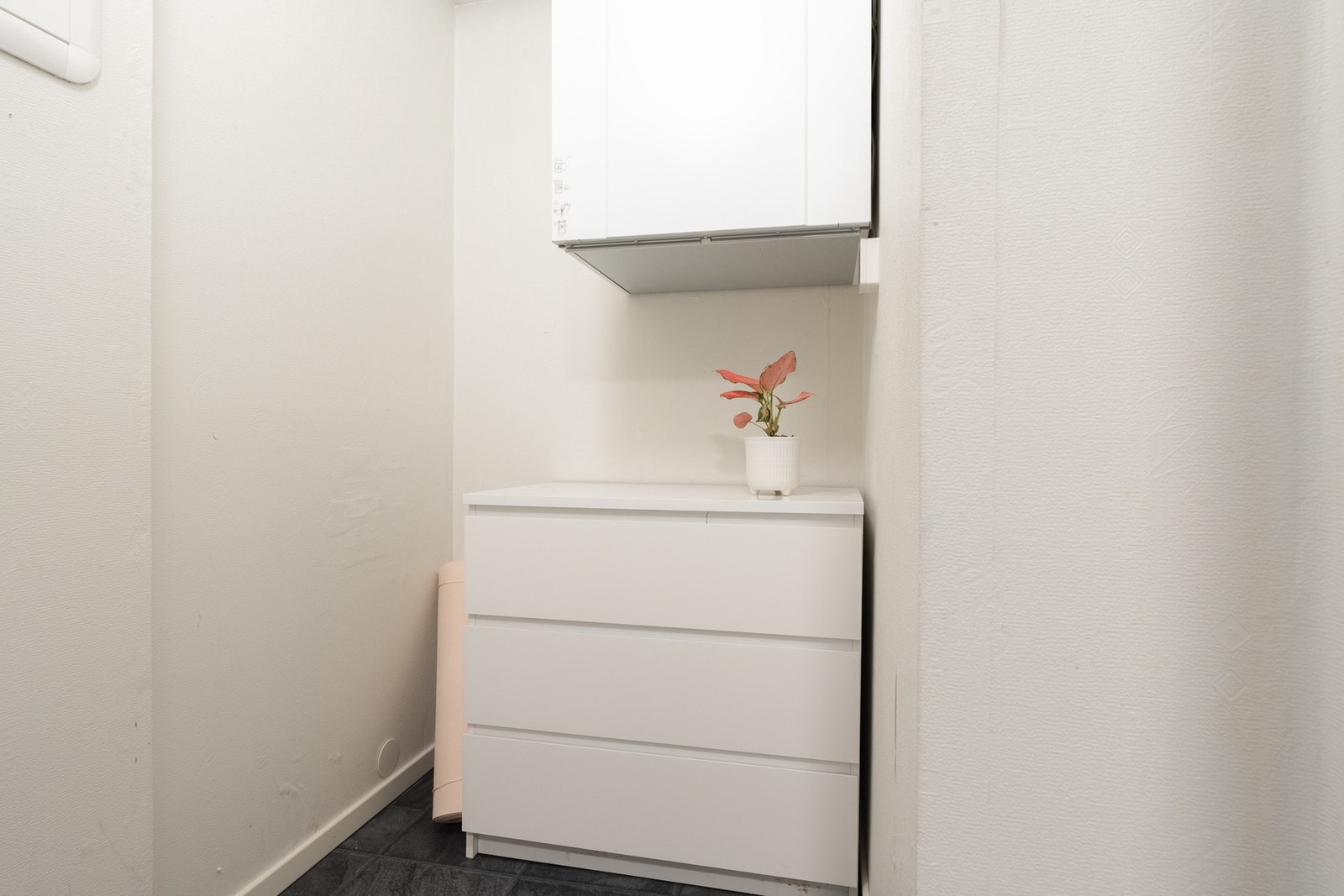 Innvendig bod på 2 kvm som gir godt med oppbevaringsplass. Leiligheten har i tillegg to eksterne boder i samme etasje. Galleribilde