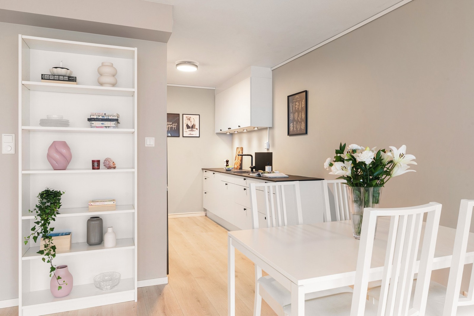 I stuen er det god plass til å møblere med både sofagruppe og spisebord. Galleribilde