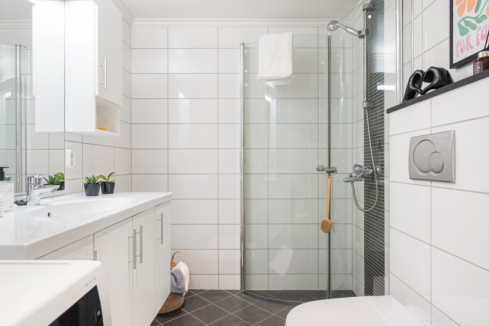 Fint helfliset bad med varme i gulv. Galleribilde