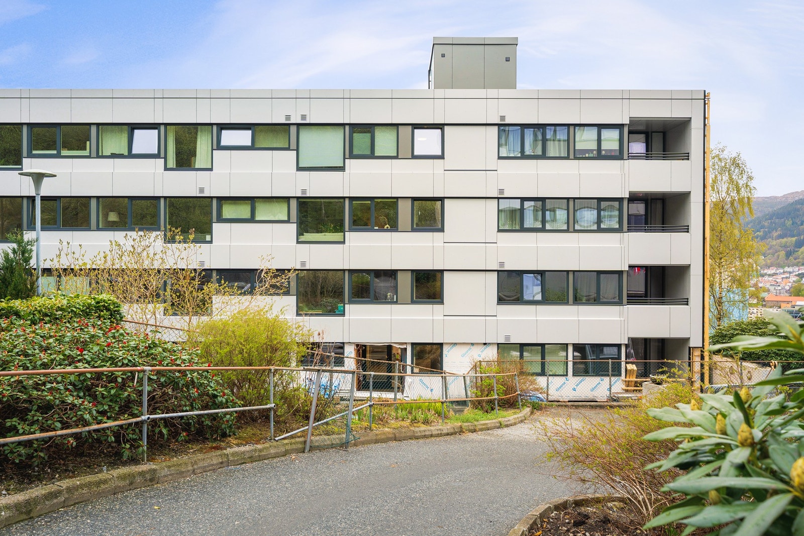 Borettslaget har gjesteparkeringsplasser. Galleribilde