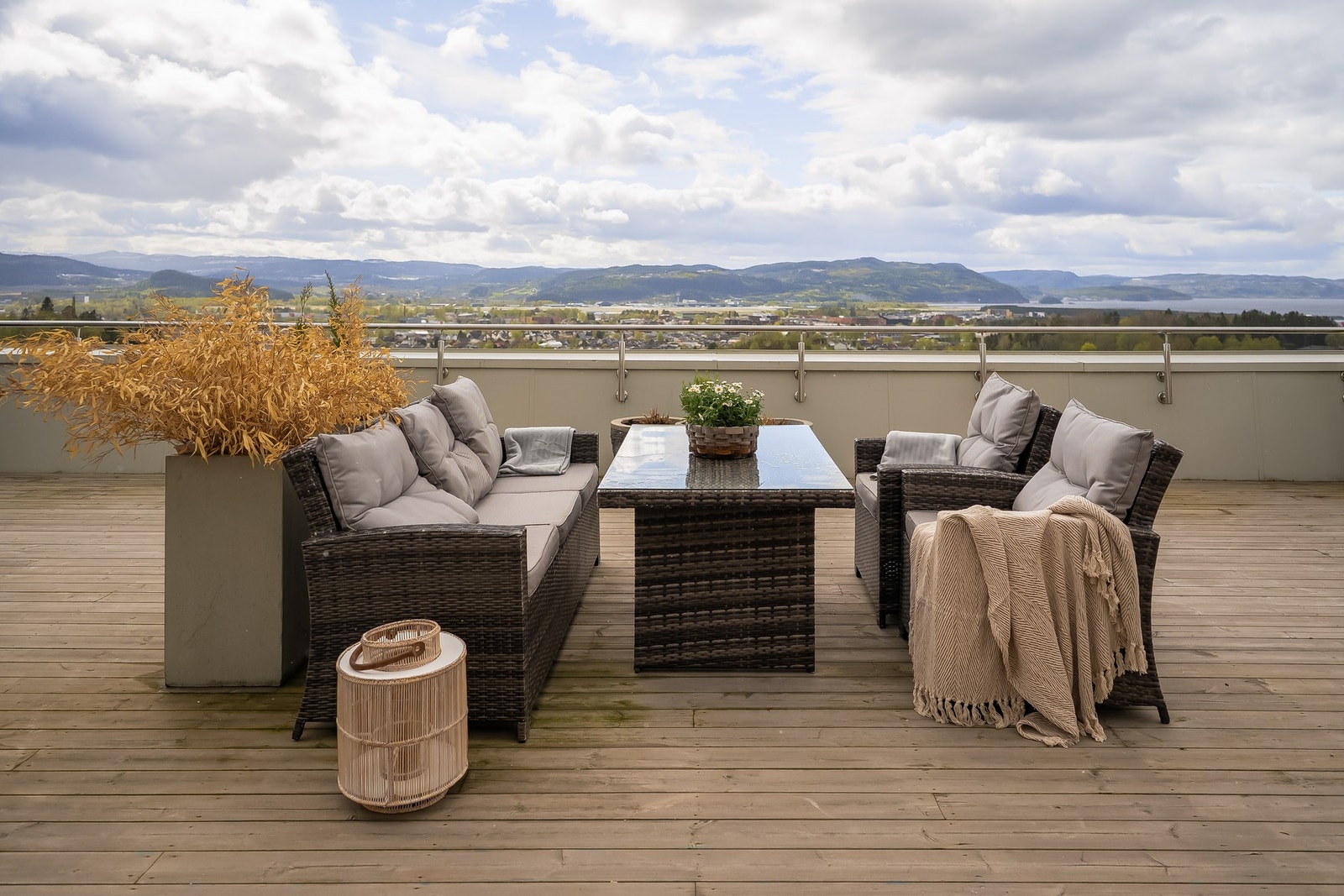 Fra stuen har du direkte utgang til boligens terrasse på hele 76 kvm, med fantastiske sol- og utsiktsforhold. Galleribilde