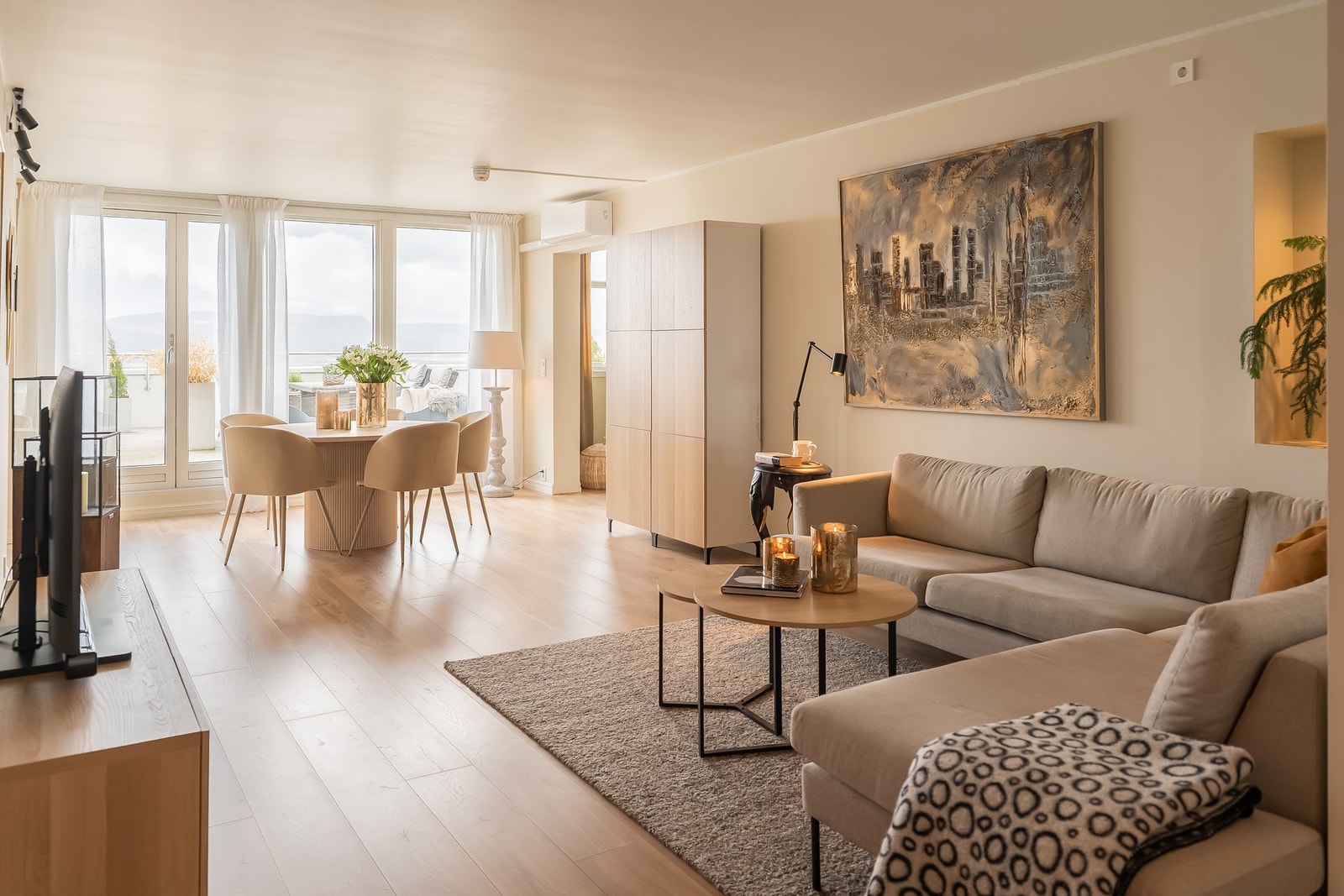 PrivatMegleren v/ Marius Kristoffersen har gleden av å presentere Øvre Terrasseveg 3. En moderne 3(4)-romsleilighet på hele 105 kvm beliggende i byggets 7.etasje (inngang ved 8.etasje.)
Foto: Oscar Stoltenberg Galleribilde